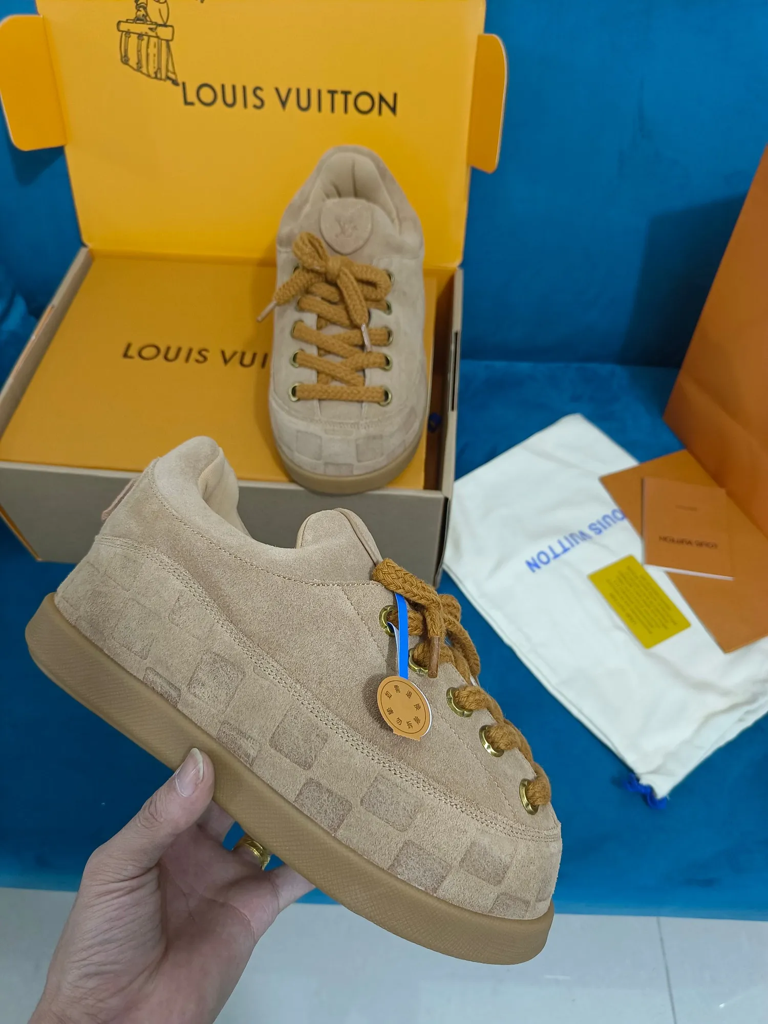 👟👟Ex-factory price 640👟👟 LV YETI slip-on shoes, based on suede cow leather, partially embossed with Nigo's reinterpretation of LV Damier pattern, cleverly echoing the Chinese tradition of taking off shoes when entering the house, and the "small feet" aesthetic is integrated into Chinese street genes. The palm-printed rubber outsole hides the LV letters and Monogram flowers. The exquisite craftsmanship made in Italy shows the brand's heritage in a comfortable slip-on style. The reservation mode adds a unique style, it is traditional and trendy, and it is suitable for couples aged 35-45.